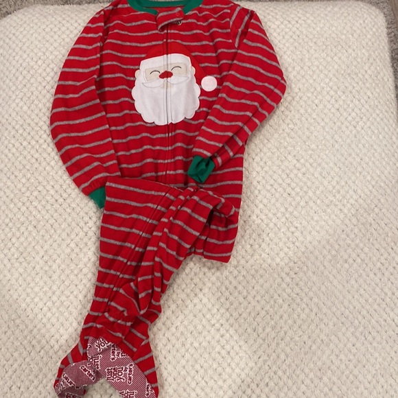 2 pairs of 5t Christmas footed pajamas - Picture 2 of 7